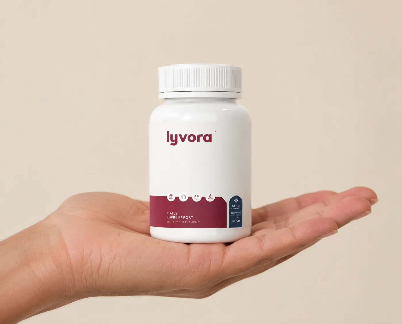 Lyvora — Verpackung in der Hand
