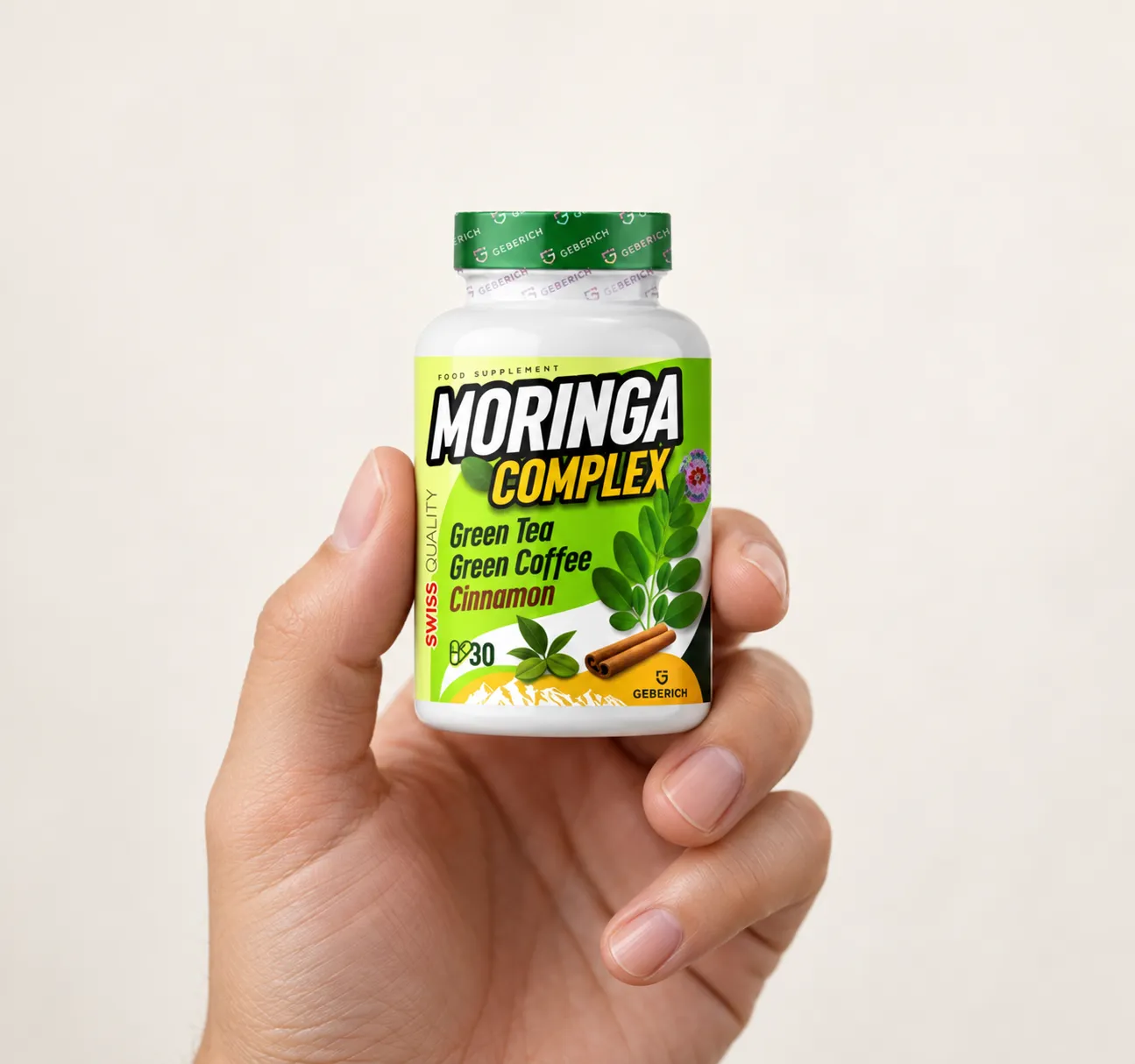 Moringa Complex — Verpackung in der Hand