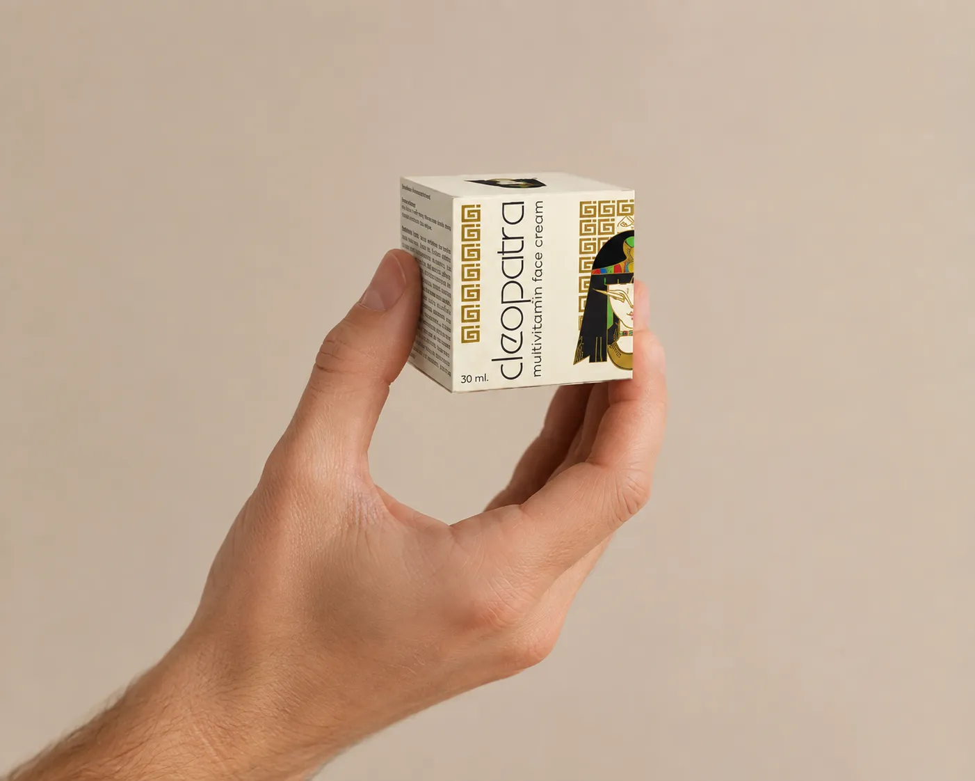 Cleopatra cream — Verpackung in der Hand