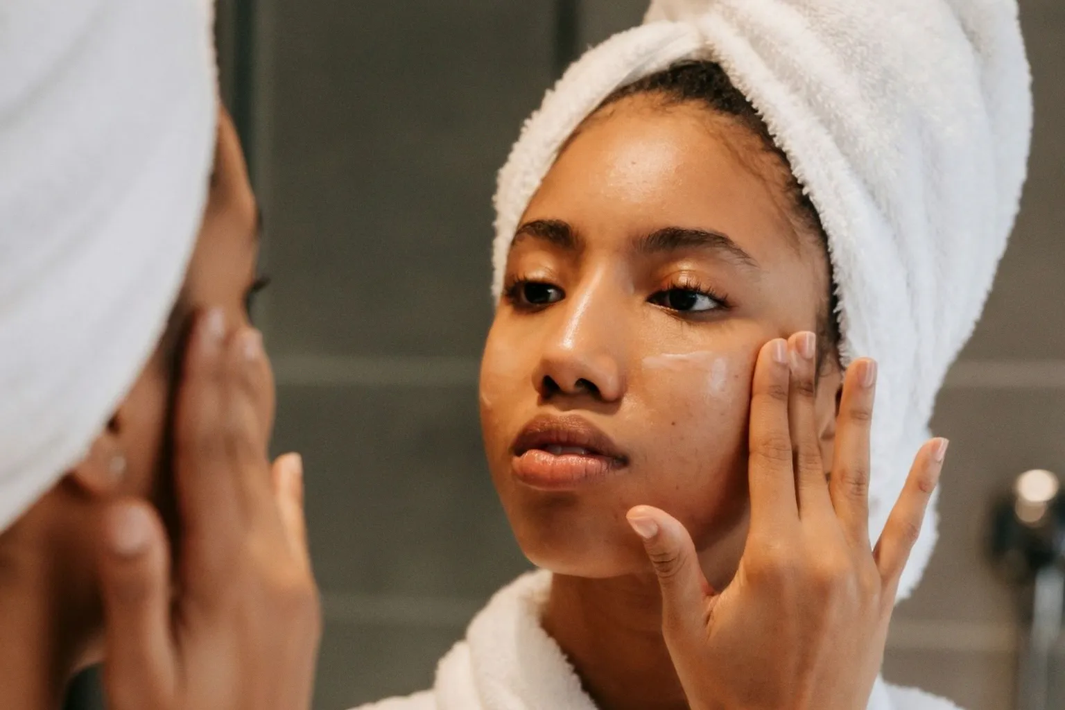 Winter-Hautpflege: 7 dermatologische Schritte für eine widerstandsfähige Hautbarriere